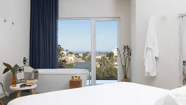 King Deluxe Room with Partial Sea View 